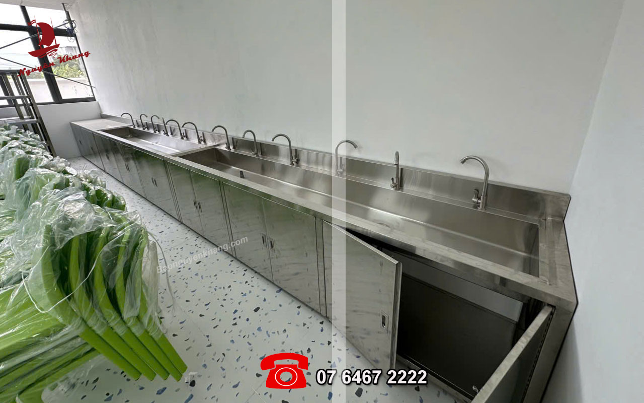 Chậu rửa tay inox công nghiệp nhiều vòi tích hợp tủ dưới
